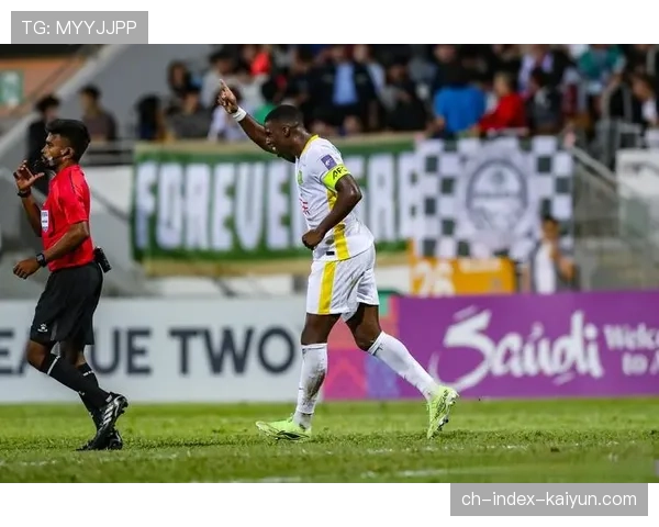 斯特拉斯堡球员因破坏对方明显得分机会的转换反击被直接红牌罚下